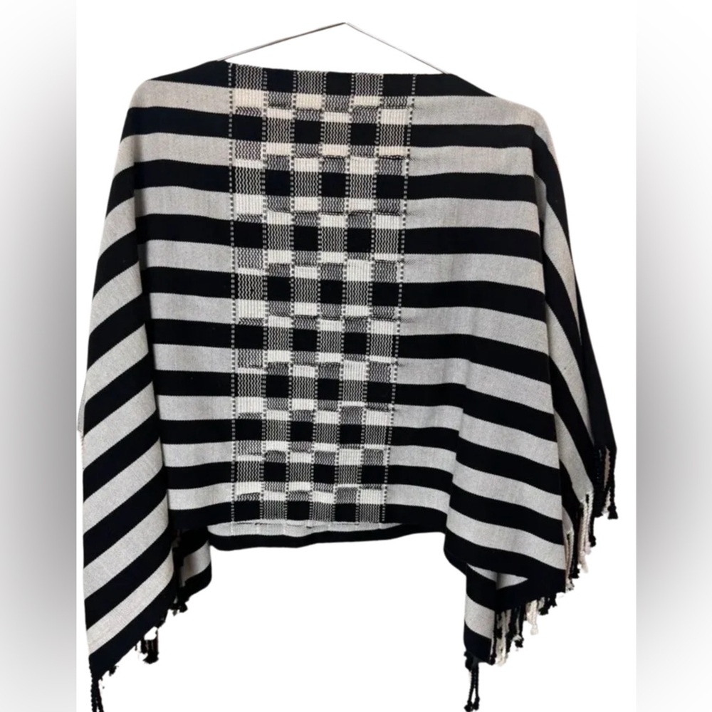 Artisian White Black Pull Over Poncho